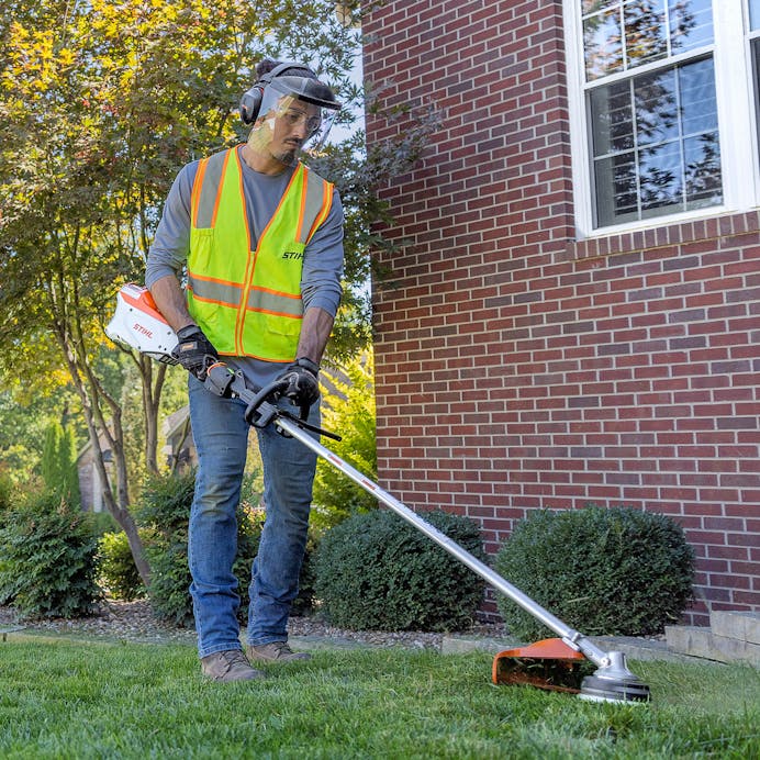 STIHL® FSA 135 R 2 AP 300 S Batteries AL 301 charger